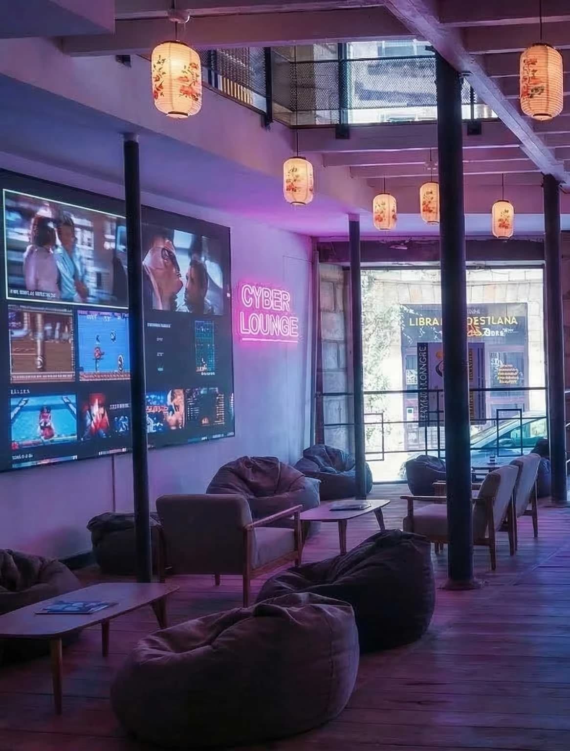 Espace gaming Kaolink avec joueurs et écrans de jeu